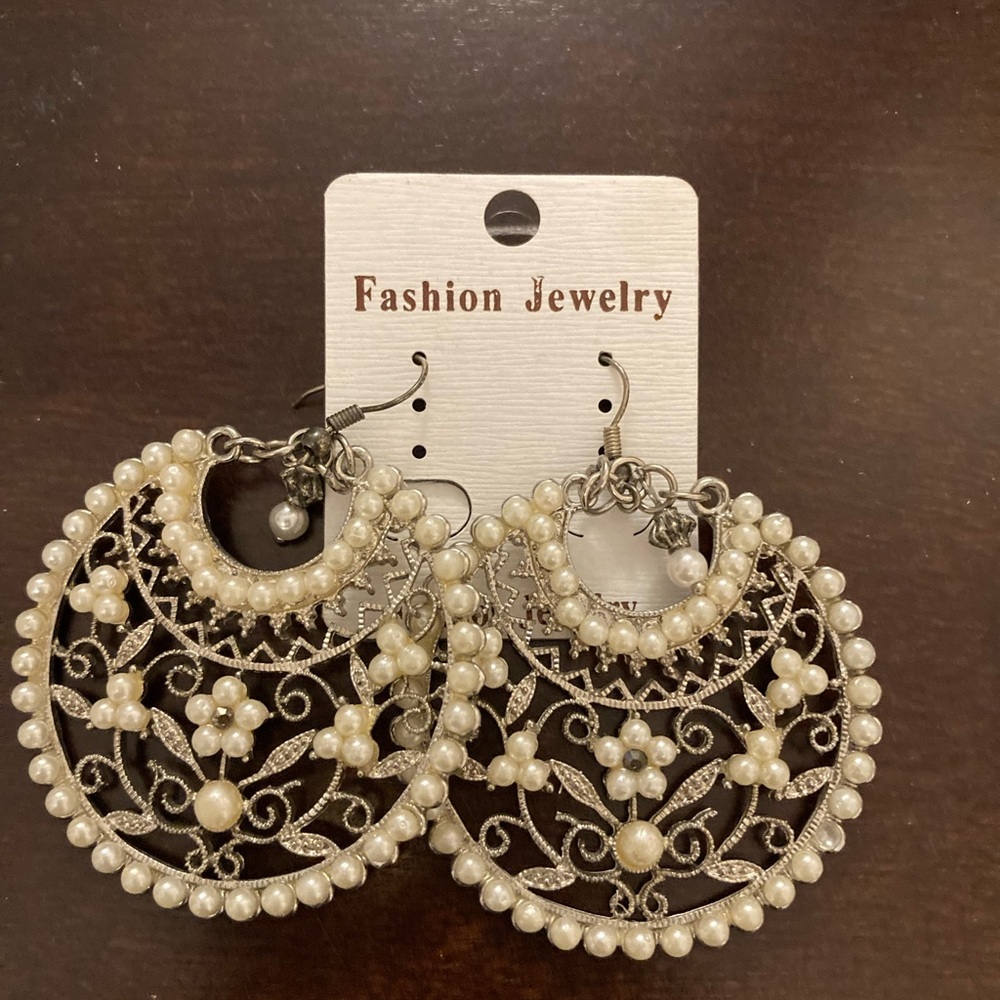 Fashion Jewelry Silver and Cream Pearl Earrings